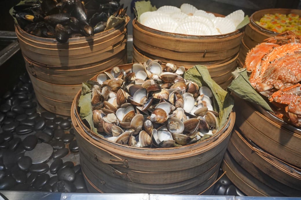 台北福華大飯店｜彩虹座自助餐吃到飽，義大利美食節17區新菜色，生蠔鮑魚螃蟹現煎牛排生牛肉，紅白酒啤酒香檳無限暢飲，價位菜色大公開！