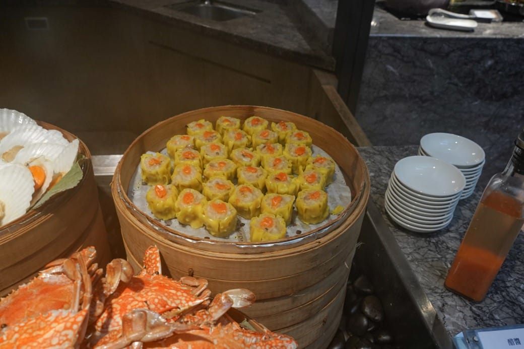 台北福華大飯店｜彩虹座自助餐吃到飽，義大利美食節17區新菜色，生蠔鮑魚螃蟹現煎牛排生牛肉，紅白酒啤酒香檳無限暢飲，價位菜色大公開！