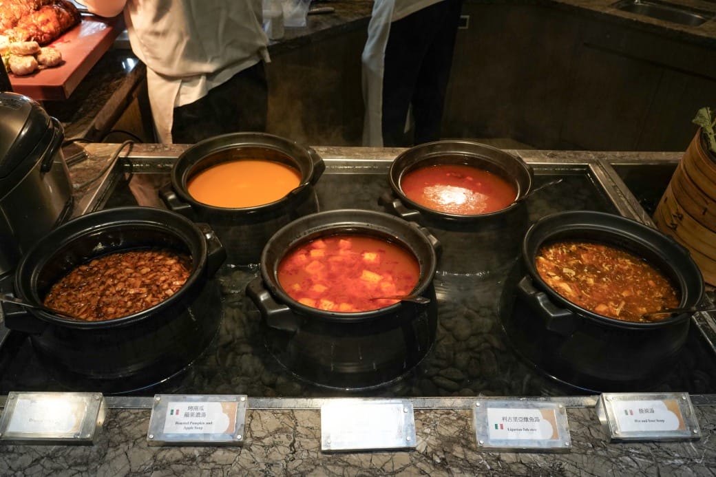 台北福華大飯店｜彩虹座自助餐吃到飽，義大利美食節17區新菜色，生蠔鮑魚螃蟹現煎牛排生牛肉，紅白酒啤酒香檳無限暢飲，價位菜色大公開！