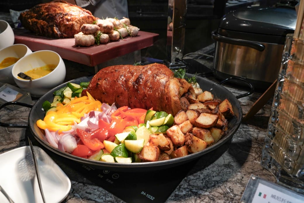 台北福華大飯店｜彩虹座自助餐吃到飽，義大利美食節17區新菜色，生蠔鮑魚螃蟹現煎牛排生牛肉，紅白酒啤酒香檳無限暢飲，價位菜色大公開！