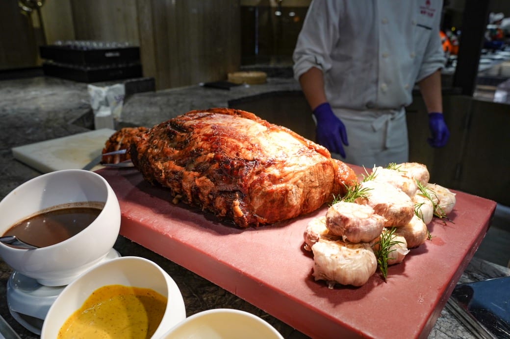 台北福華大飯店｜彩虹座自助餐吃到飽，義大利美食節17區新菜色，生蠔鮑魚螃蟹現煎牛排生牛肉，紅白酒啤酒香檳無限暢飲，價位菜色大公開！