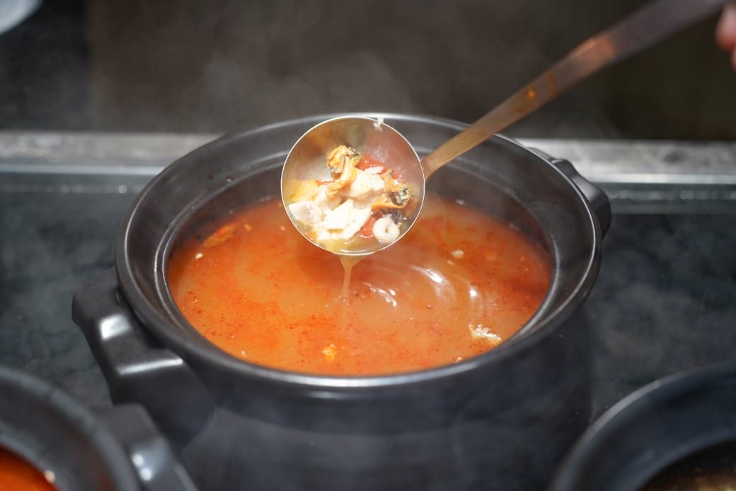 台北福華大飯店｜彩虹座自助餐吃到飽，義大利美食節17區新菜色，生蠔鮑魚螃蟹現煎牛排生牛肉，紅白酒啤酒香檳無限暢飲，價位菜色大公開！