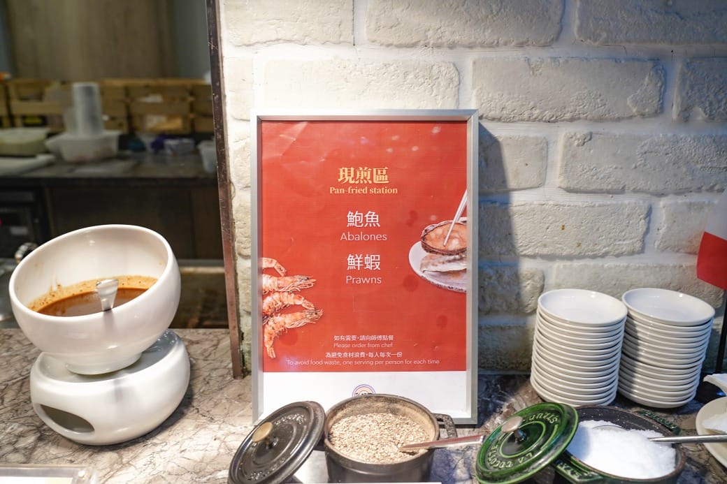 台北福華大飯店｜彩虹座自助餐吃到飽，義大利美食節17區新菜色，生蠔鮑魚螃蟹現煎牛排生牛肉，紅白酒啤酒香檳無限暢飲，價位菜色大公開！