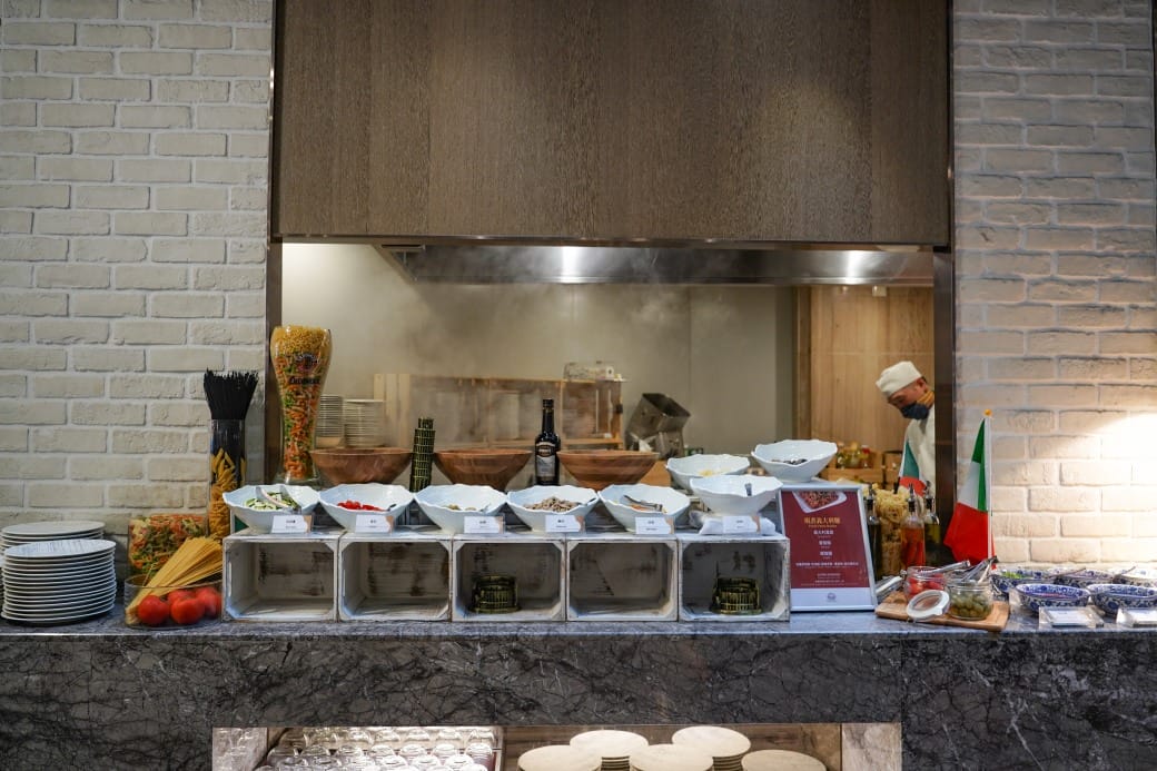 台北福華大飯店｜彩虹座自助餐吃到飽，義大利美食節17區新菜色，生蠔鮑魚螃蟹現煎牛排生牛肉，紅白酒啤酒香檳無限暢飲，價位菜色大公開！