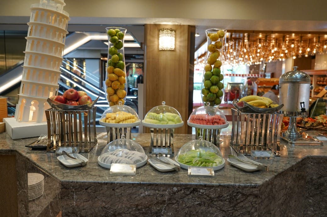 台北福華大飯店｜彩虹座自助餐吃到飽，義大利美食節17區新菜色，生蠔鮑魚螃蟹現煎牛排生牛肉，紅白酒啤酒香檳無限暢飲，價位菜色大公開！