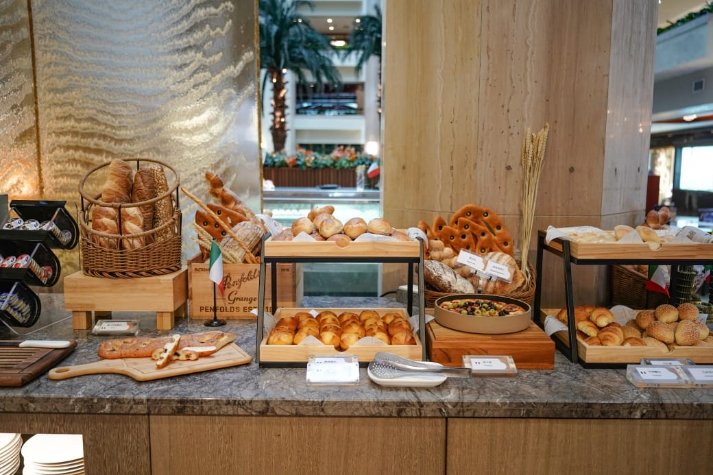 台北福華大飯店｜彩虹座自助餐吃到飽，義大利美食節17區新菜色，生蠔鮑魚螃蟹現煎牛排生牛肉，紅白酒啤酒香檳無限暢飲，價位菜色大公開！