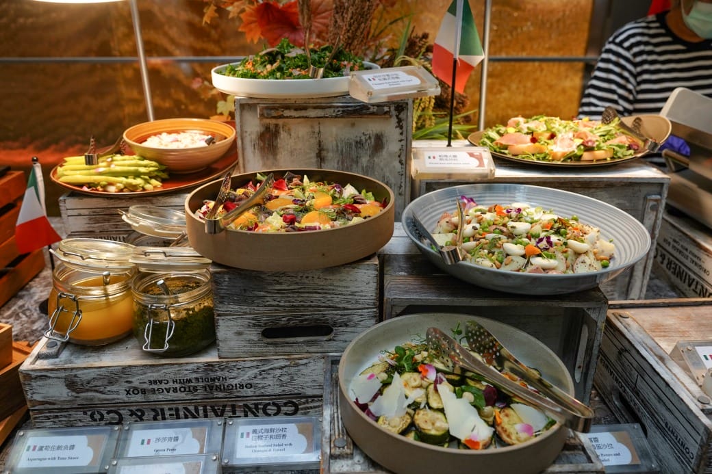台北福華大飯店｜彩虹座自助餐吃到飽，義大利美食節17區新菜色，生蠔鮑魚螃蟹現煎牛排生牛肉，紅白酒啤酒香檳無限暢飲，價位菜色大公開！