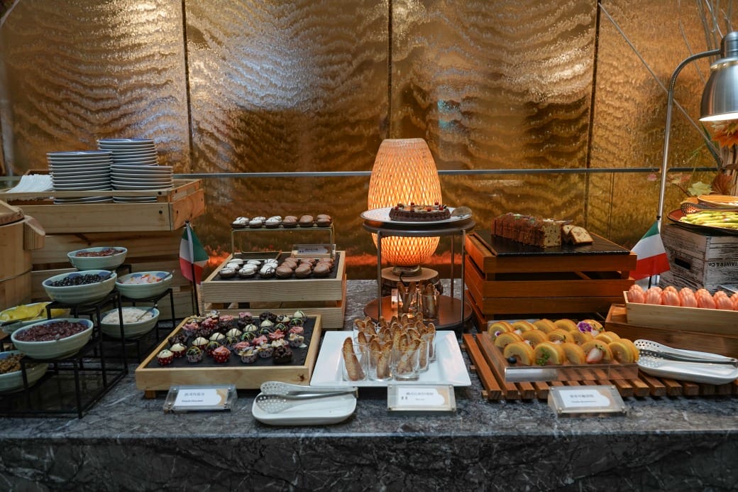 台北福華大飯店｜彩虹座自助餐吃到飽，義大利美食節17區新菜色，生蠔鮑魚螃蟹現煎牛排生牛肉，紅白酒啤酒香檳無限暢飲，價位菜色大公開！