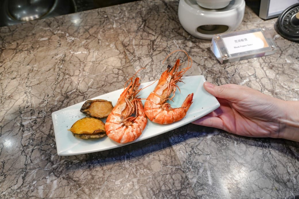 台北福華大飯店｜彩虹座自助餐吃到飽，義大利美食節17區新菜色，生蠔鮑魚螃蟹現煎牛排生牛肉，紅白酒啤酒香檳無限暢飲，價位菜色大公開！