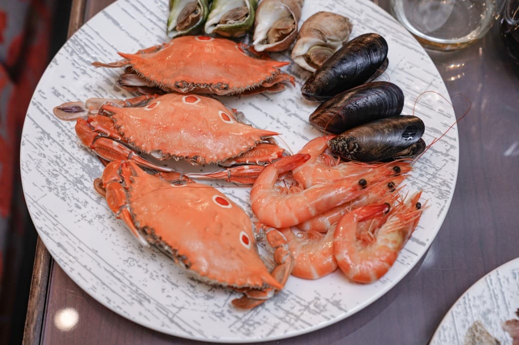 台北福華大飯店｜彩虹座自助餐吃到飽，義大利美食節17區新菜色，生蠔鮑魚螃蟹現煎牛排生牛肉，紅白酒啤酒香檳無限暢飲，價位菜色大公開！