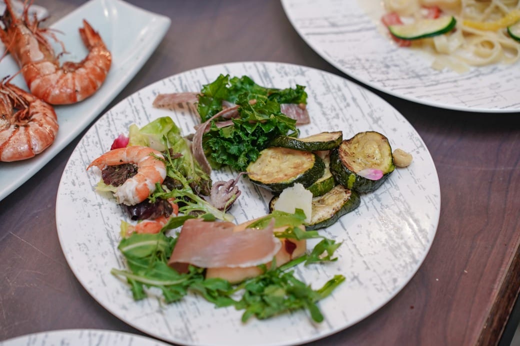 台北福華大飯店｜彩虹座自助餐吃到飽，義大利美食節17區新菜色，生蠔鮑魚螃蟹現煎牛排生牛肉，紅白酒啤酒香檳無限暢飲，價位菜色大公開！