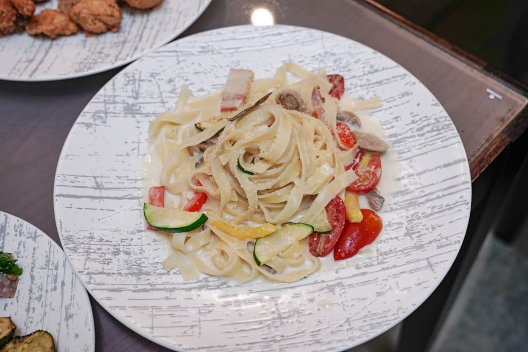 台北福華大飯店｜彩虹座自助餐吃到飽，義大利美食節17區新菜色，生蠔鮑魚螃蟹現煎牛排生牛肉，紅白酒啤酒香檳無限暢飲，價位菜色大公開！