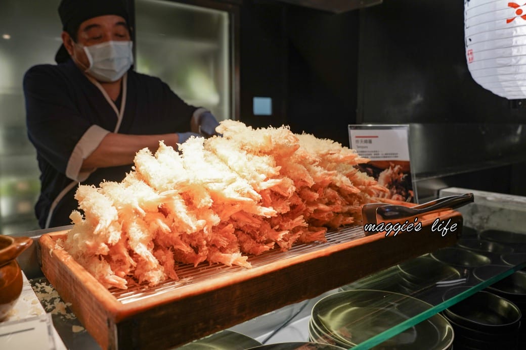 台北寒舍艾美酒店探索廚房|推薦必吃松葉蟹吃到飽，台北五星級飯店自助餐超狂！