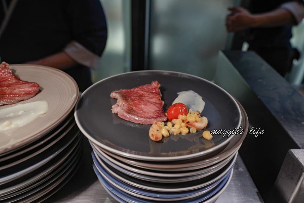 台北寒舍艾美酒店探索廚房|推薦必吃松葉蟹吃到飽，台北五星級飯店自助餐超狂！