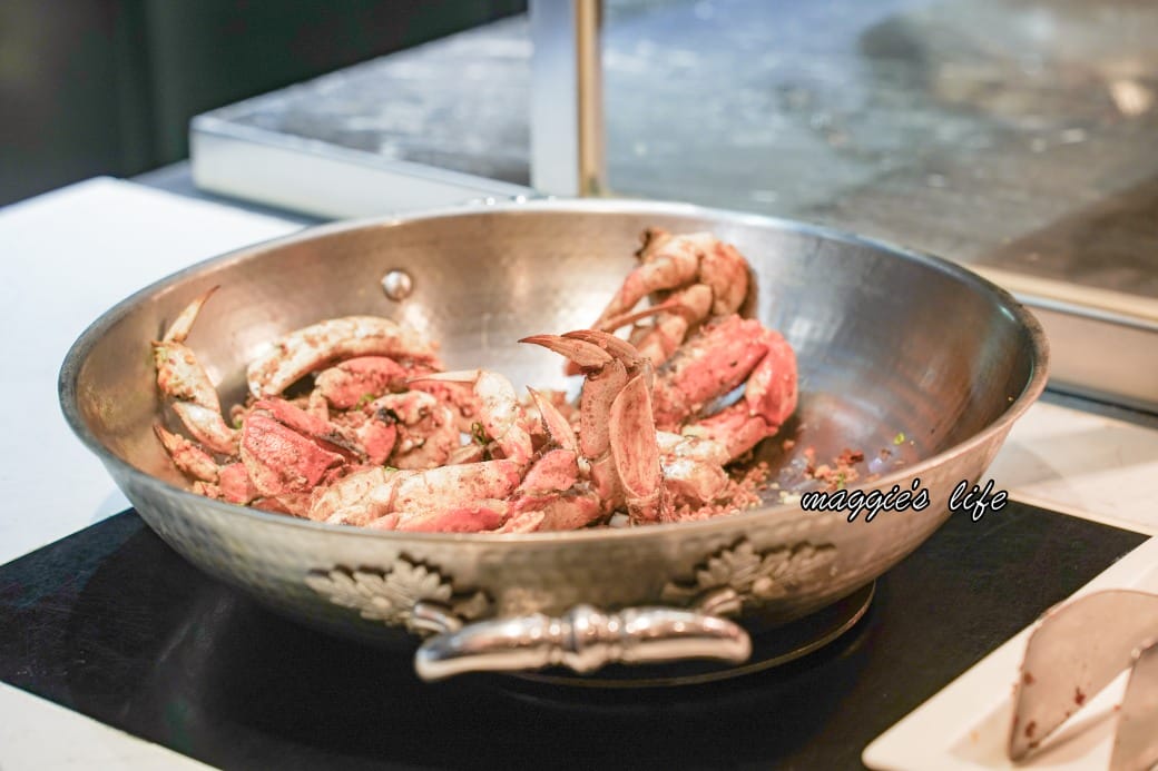 台北寒舍艾美酒店探索廚房|推薦必吃松葉蟹吃到飽，台北五星級飯店自助餐超狂！
