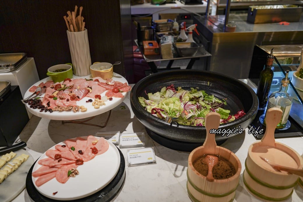 台北寒舍艾美酒店探索廚房|推薦必吃松葉蟹吃到飽，台北五星級飯店自助餐超狂！