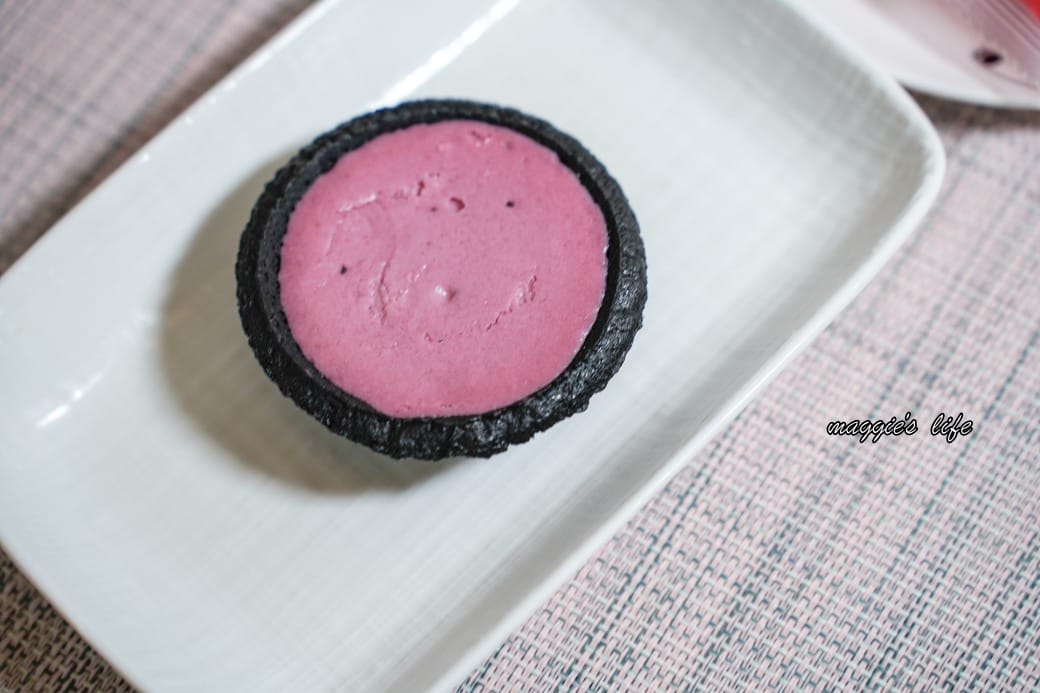 全家草莓季來了，整顆草莓快來吃，慢了就買不到，草莓大福草莓泡芙，草莓甜點多少錢全系列介紹！哪個好吃！