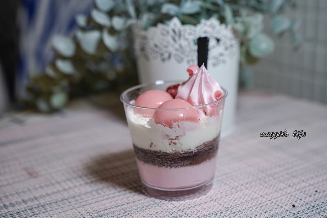 全家草莓季來了，整顆草莓快來吃，慢了就買不到，草莓大福草莓泡芙，草莓甜點多少錢全系列介紹！哪個好吃！