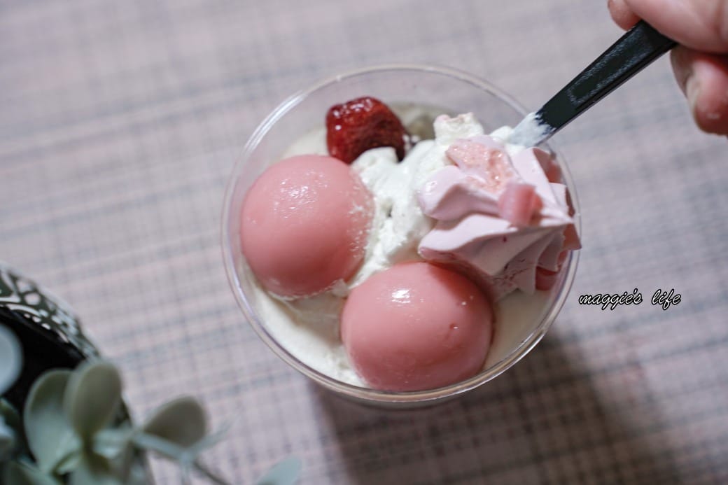 全家草莓季來了，整顆草莓快來吃，慢了就買不到，草莓大福草莓泡芙，草莓甜點多少錢全系列介紹！哪個好吃！