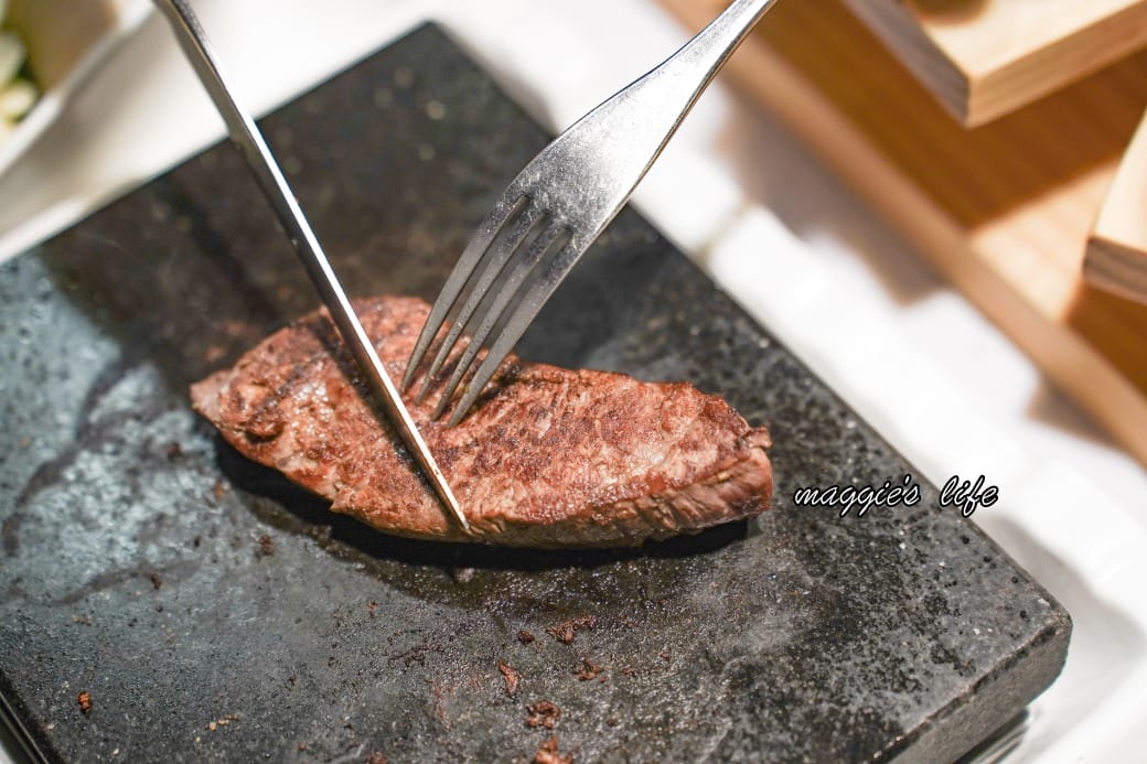 凱恩斯岩燒牛排｜400度火燒岩石，約會生日聚餐牛排餐廳推薦