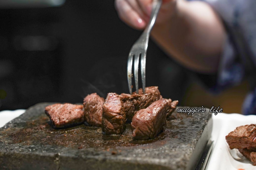 凱恩斯岩燒牛排｜400度火燒岩石，約會生日聚餐牛排餐廳推薦