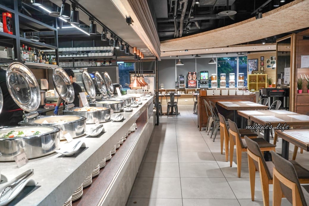 台北饗犇牛排館｜洛基飯店南京館二樓，只要339起就吃得到品質很好的牛排、披薩、熟食、沙拉吃到飽