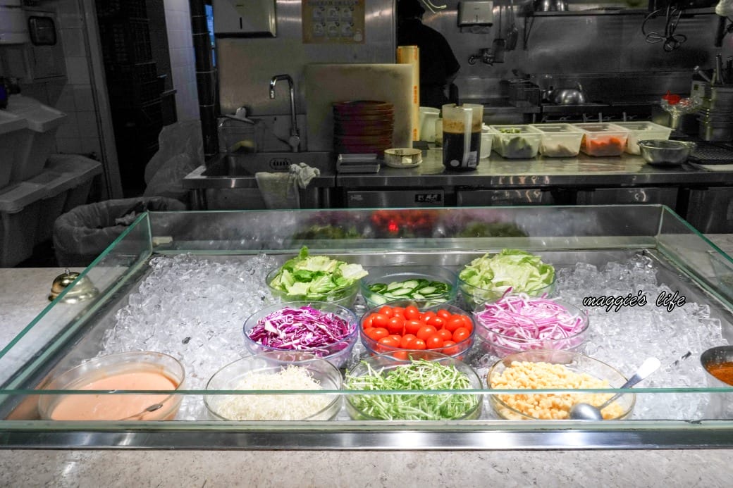 台北饗犇牛排館｜洛基飯店南京館二樓，只要339起就吃得到品質很好的牛排、披薩、熟食、沙拉吃到飽