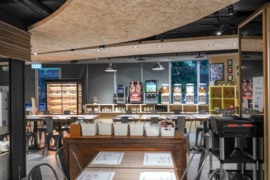 台北饗犇牛排館｜洛基飯店南京館二樓，只要339起就吃得到品質很好的牛排、披薩、熟食、沙拉吃到飽