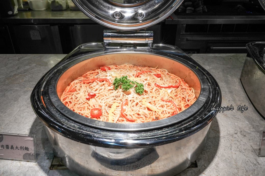 台北饗犇牛排館｜洛基飯店南京館二樓，只要339起就吃得到品質很好的牛排、披薩、熟食、沙拉吃到飽