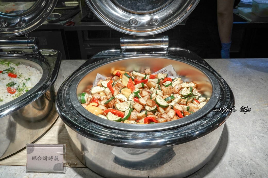 台北饗犇牛排館｜洛基飯店南京館二樓，只要339起就吃得到品質很好的牛排、披薩、熟食、沙拉吃到飽