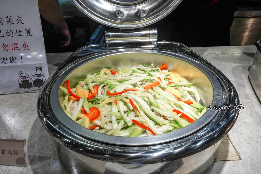 台北饗犇牛排館｜洛基飯店南京館二樓，只要339起就吃得到品質很好的牛排、披薩、熟食、沙拉吃到飽