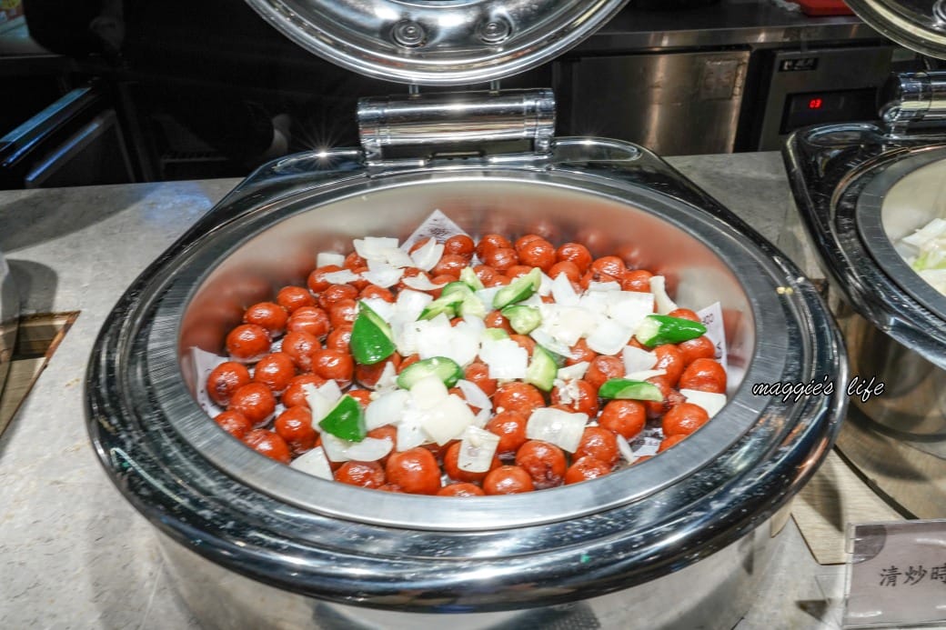 台北饗犇牛排館｜洛基飯店南京館二樓，只要339起就吃得到品質很好的牛排、披薩、熟食、沙拉吃到飽