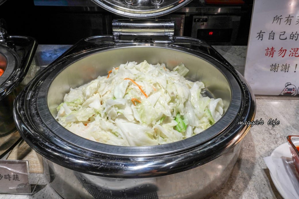 台北饗犇牛排館｜洛基飯店南京館二樓，只要339起就吃得到品質很好的牛排、披薩、熟食、沙拉吃到飽