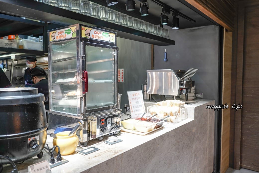 台北饗犇牛排館｜洛基飯店南京館二樓，只要339起就吃得到品質很好的牛排、披薩、熟食、沙拉吃到飽