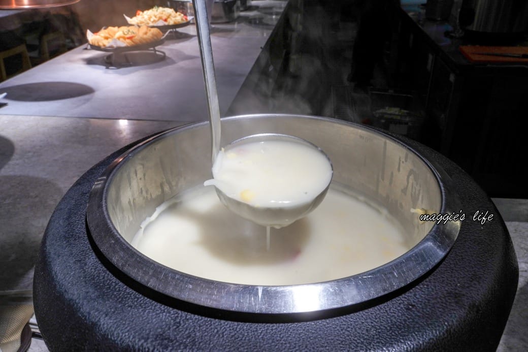 台北饗犇牛排館｜洛基飯店南京館二樓，只要339起就吃得到品質很好的牛排、披薩、熟食、沙拉吃到飽