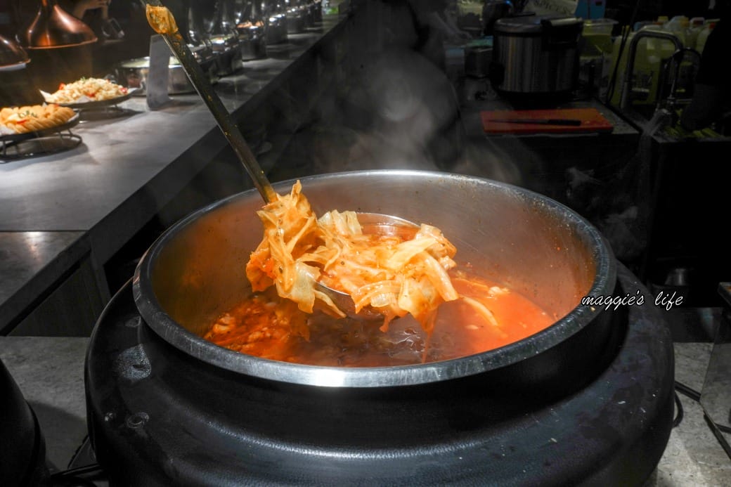 台北饗犇牛排館｜洛基飯店南京館二樓，只要339起就吃得到品質很好的牛排、披薩、熟食、沙拉吃到飽