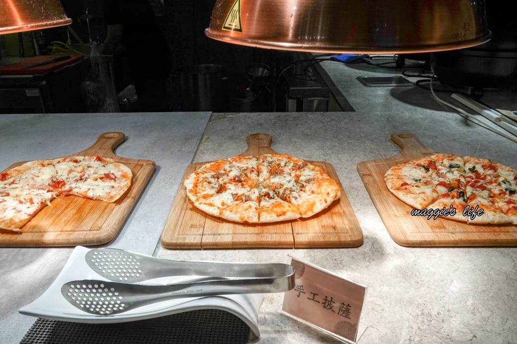 台北饗犇牛排館｜洛基飯店南京館二樓，只要339起就吃得到品質很好的牛排、披薩、熟食、沙拉吃到飽