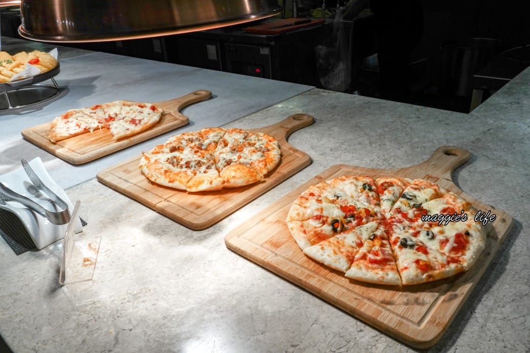 台北饗犇牛排館｜洛基飯店南京館二樓，只要339起就吃得到品質很好的牛排、披薩、熟食、沙拉吃到飽