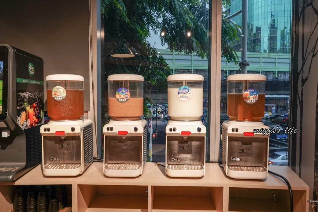 台北饗犇牛排館｜洛基飯店南京館二樓，只要339起就吃得到品質很好的牛排、披薩、熟食、沙拉吃到飽