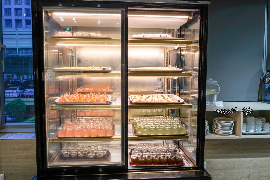 台北饗犇牛排館｜洛基飯店南京館二樓，只要339起就吃得到品質很好的牛排、披薩、熟食、沙拉吃到飽