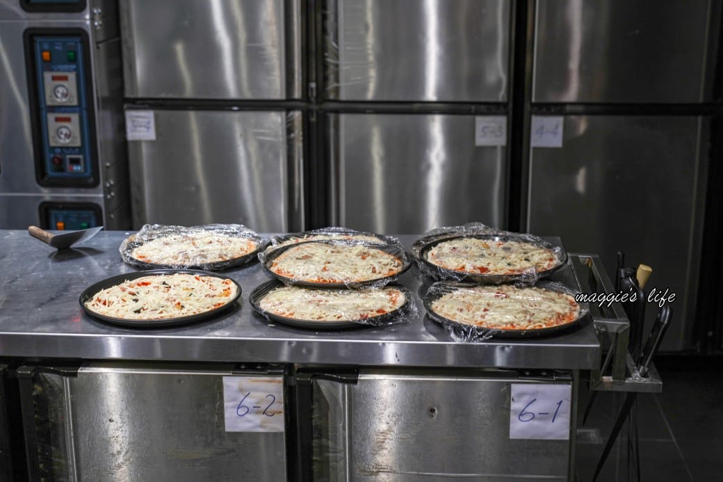 台北饗犇牛排館｜洛基飯店南京館二樓，只要339起就吃得到品質很好的牛排、披薩、熟食、沙拉吃到飽