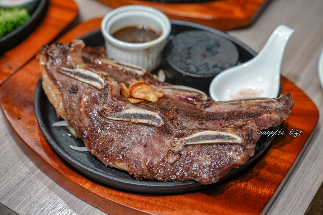 台北饗犇牛排館｜洛基飯店南京館二樓，只要339起就吃得到品質很好的牛排、披薩、熟食、沙拉吃到飽