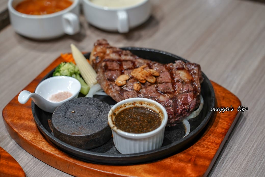 台北饗犇牛排館｜洛基飯店南京館二樓，只要339起就吃得到品質很好的牛排、披薩、熟食、沙拉吃到飽