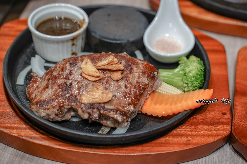 台北饗犇牛排館｜洛基飯店南京館二樓，只要339起就吃得到品質很好的牛排、披薩、熟食、沙拉吃到飽