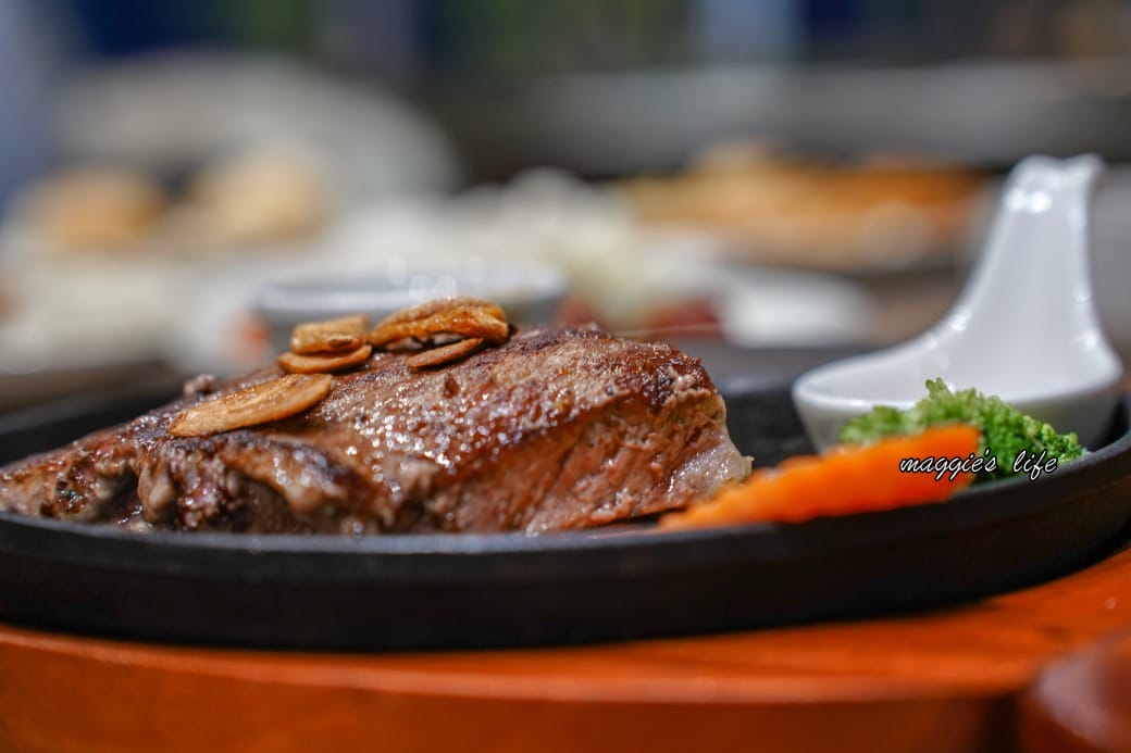 台北饗犇牛排館｜洛基飯店南京館二樓，只要339起就吃得到品質很好的牛排、披薩、熟食、沙拉吃到飽