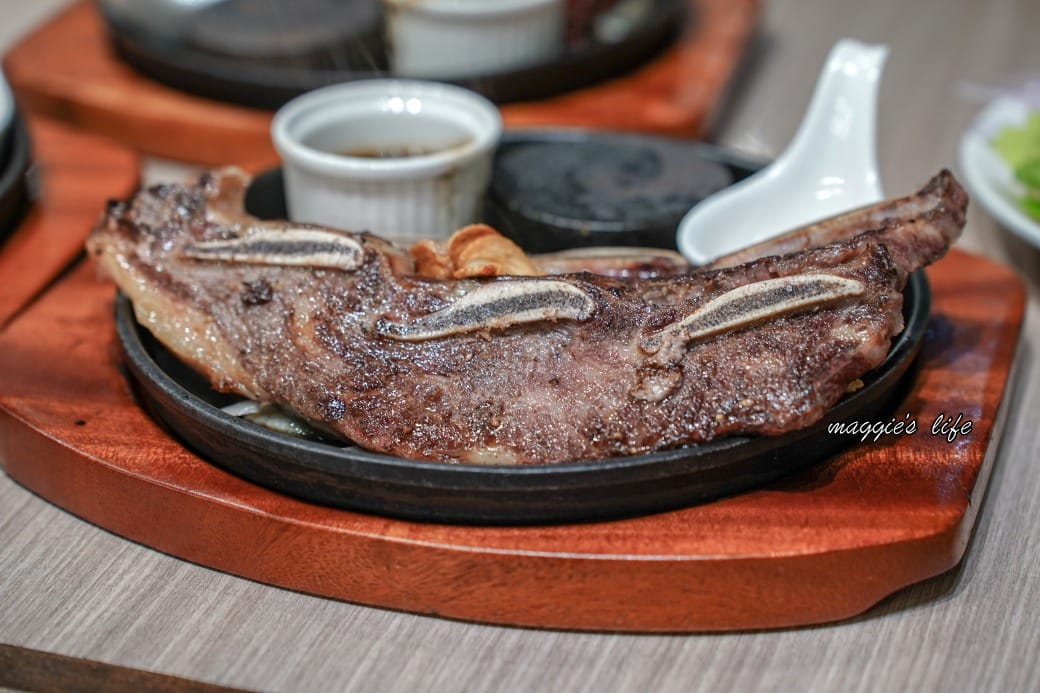 台北饗犇牛排館｜洛基飯店南京館二樓，只要339起就吃得到品質很好的牛排、披薩、熟食、沙拉吃到飽