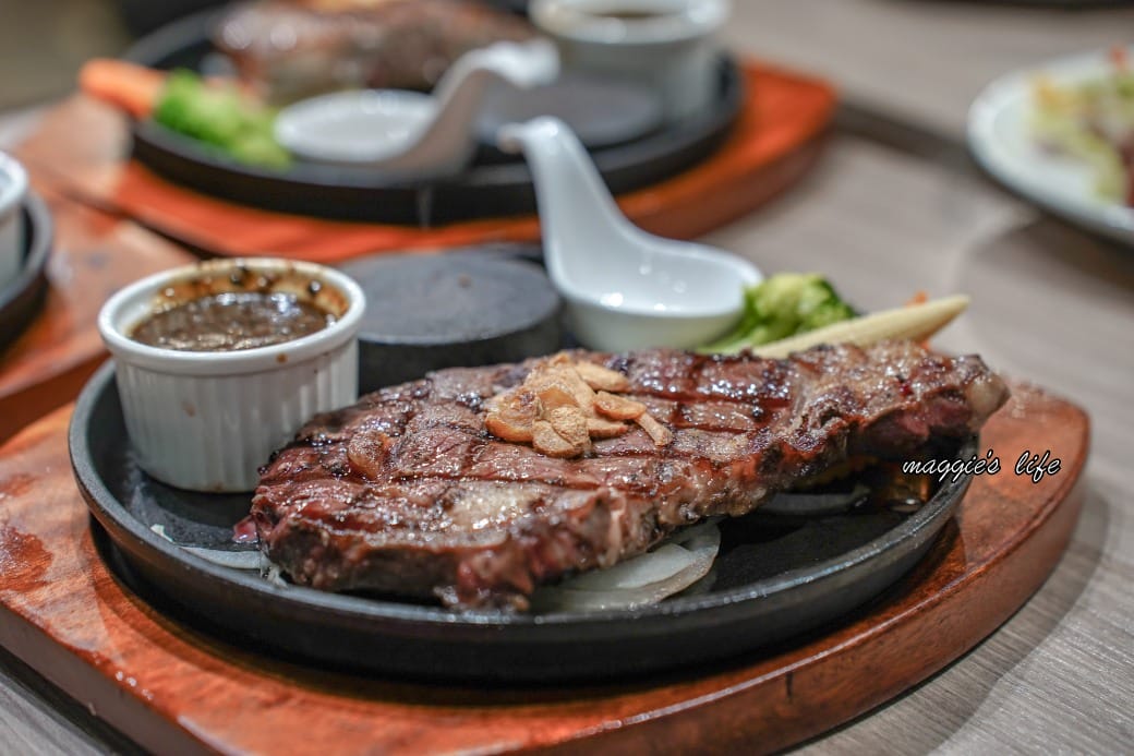 台北饗犇牛排館｜洛基飯店南京館二樓，只要339起就吃得到品質很好的牛排、披薩、熟食、沙拉吃到飽