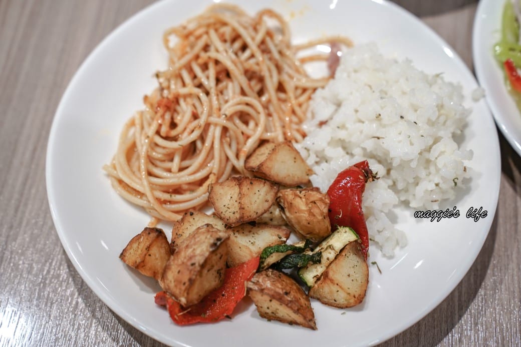 台北饗犇牛排館｜洛基飯店南京館二樓，只要339起就吃得到品質很好的牛排、披薩、熟食、沙拉吃到飽