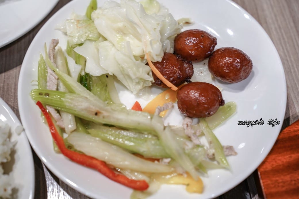 台北饗犇牛排館｜洛基飯店南京館二樓，只要339起就吃得到品質很好的牛排、披薩、熟食、沙拉吃到飽