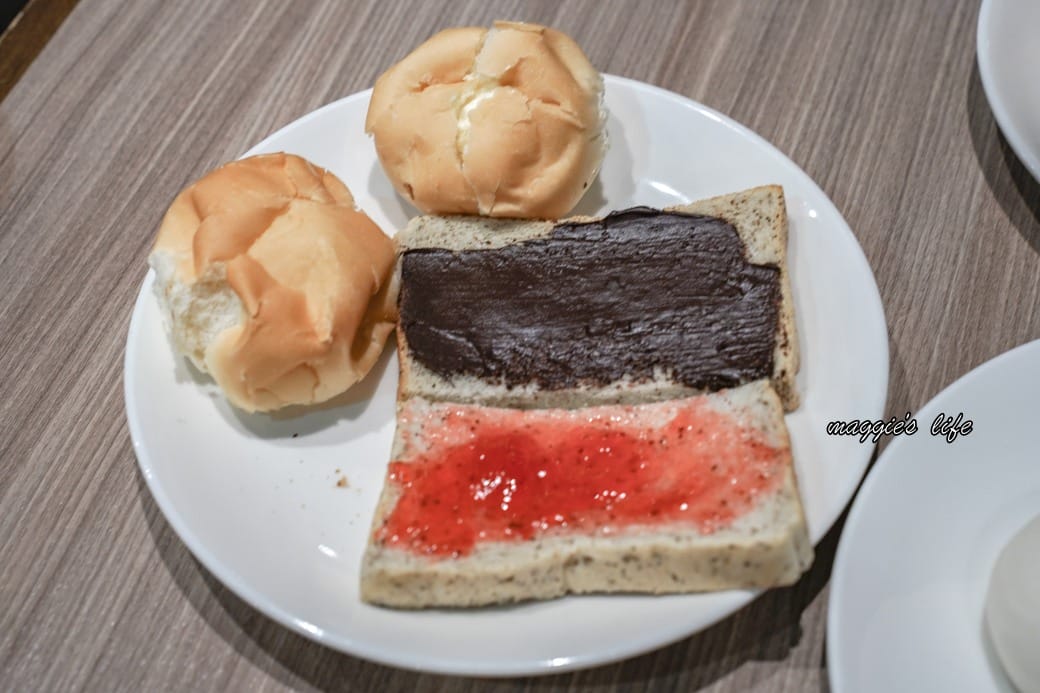 台北饗犇牛排館｜洛基飯店南京館二樓，只要339起就吃得到品質很好的牛排、披薩、熟食、沙拉吃到飽